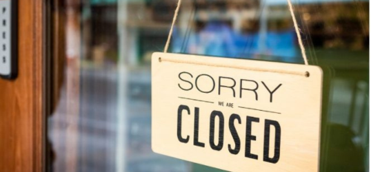 cartello con scritto closed