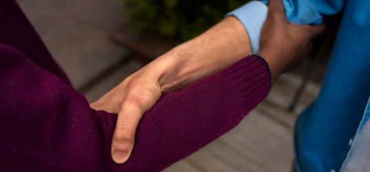mani che si stringono