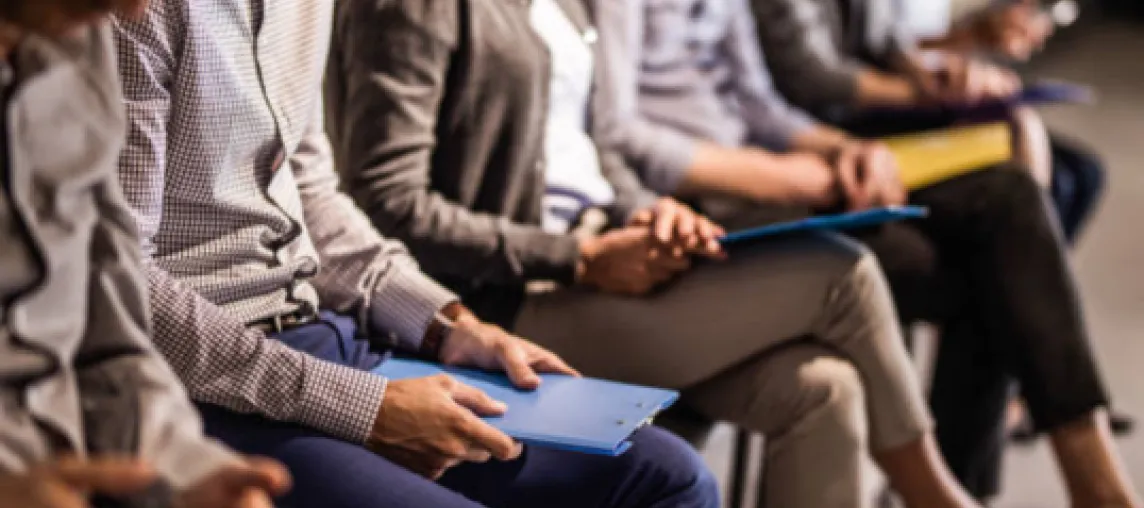 persone sedute in attesa