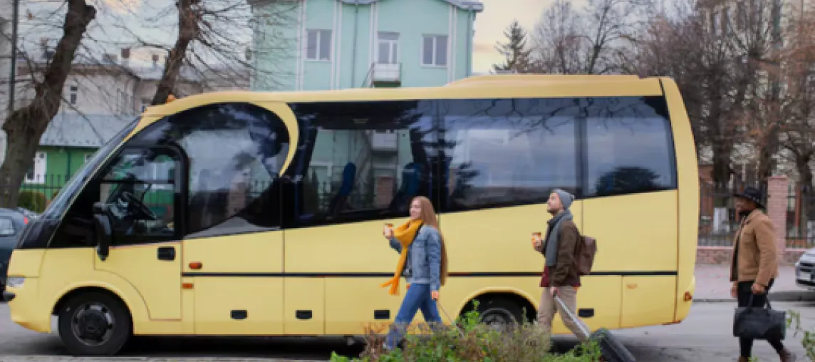 ragazzi che prendono navetta