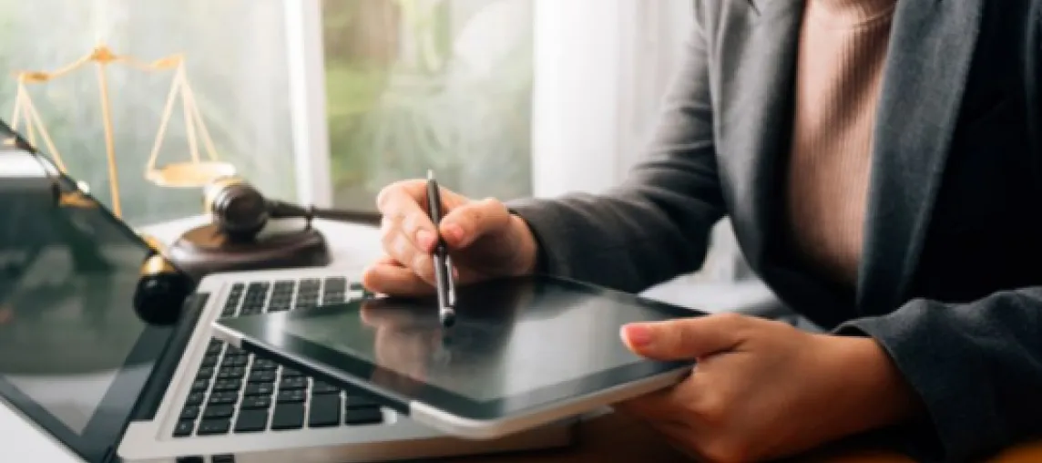 persona che lavora al pc