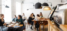 persone in un bar