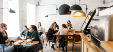 persone al bar