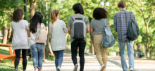immagine di studenti che camminano di spalle